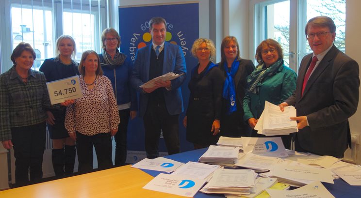 Staatsminister Dr. Markus Söder erhält 54.750 Unterschriften von Verbrauchern