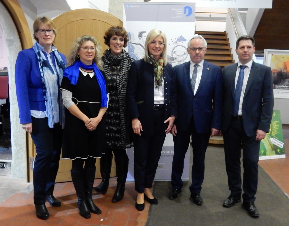 Staatsministerin Ulrike Scharf beim VerbraucherService Bayern in Regensburg