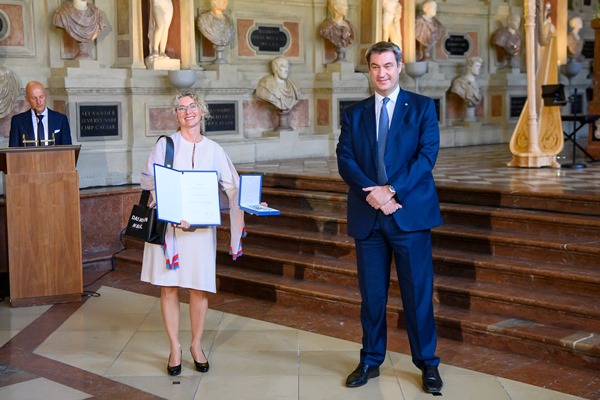 Juliana Daum, Landesvorsitzende des VerbraucherService Bayern im KDFB e.V., erhält den bayerischen Verdienstorden