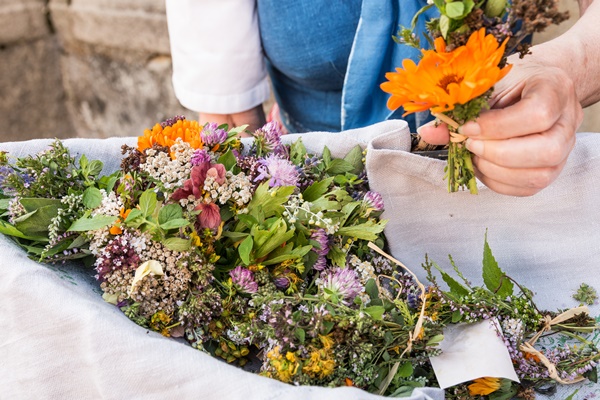 Tradition in Bayern: Kräuterbuschen zu Maria Himmelfahrt