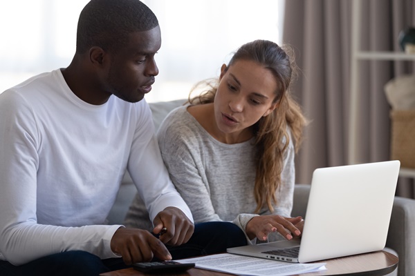 Sparen: Versicherungen regelmäßig prüfen