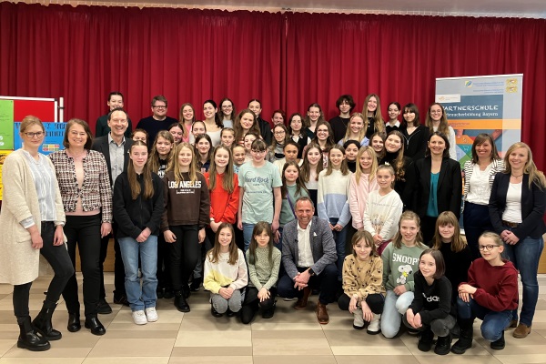 Staatsminister Thorsten Glauber besucht Maria-Ward-Gymnasium Bamberg