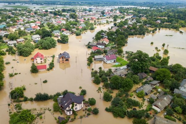 Landschaft und Häuser versinken im Hochwasser