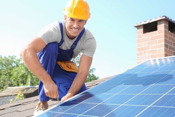 Installation von Photovoltaik Anlage auf Hausdach