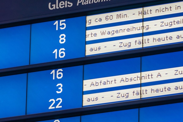 Bahn-Anzeigetafel Zugverspätung