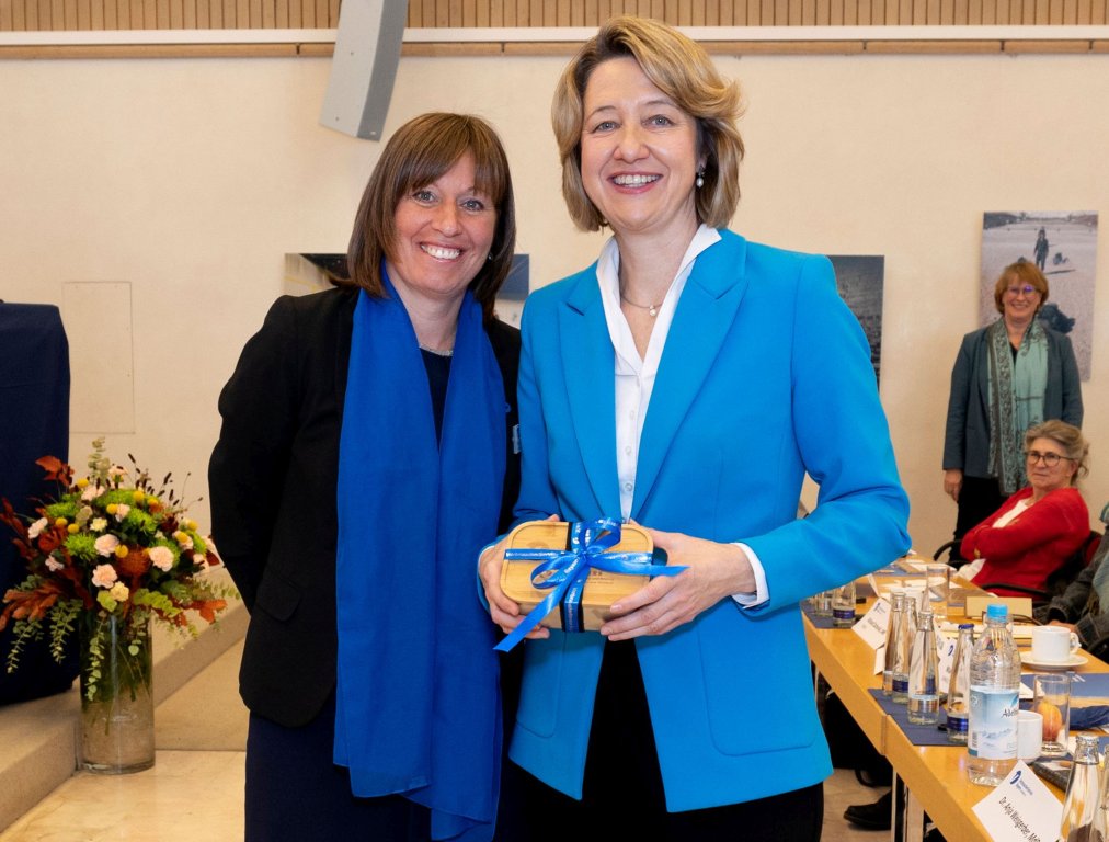 Gastrednerin MdB Dr. Anja Weisgerber (CDU/CSU) (r.) und die VSB-Landesvorsitzende Eva Fuchs