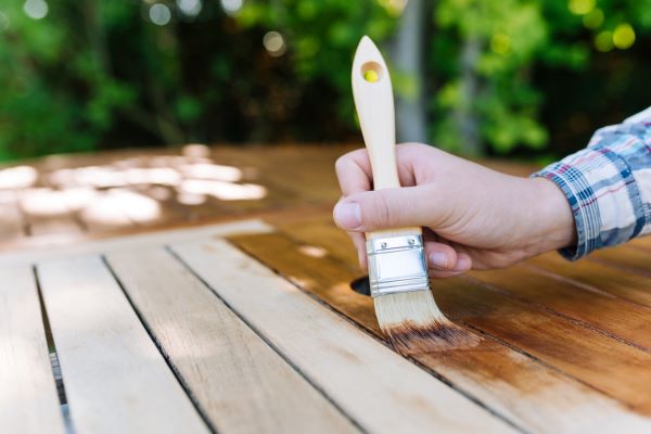 Gartenmöbel aus Holz reinigen und pflegen