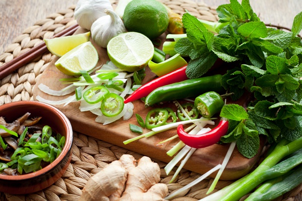 Kräuter, Zitrone, Knoblauch, Ingwer, Schalotten, Zwiebel, Pfefferminze, Chili,