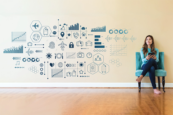 Frau plant mit Tablet in der Hand ihre Reise und denkt an Statistiken und den Einfluss von Flugreisen.