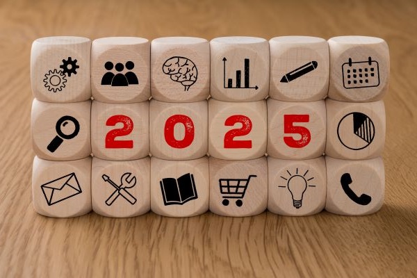 Neues Jahr 2025 und Themen mit Holzwürfeln dargestellt